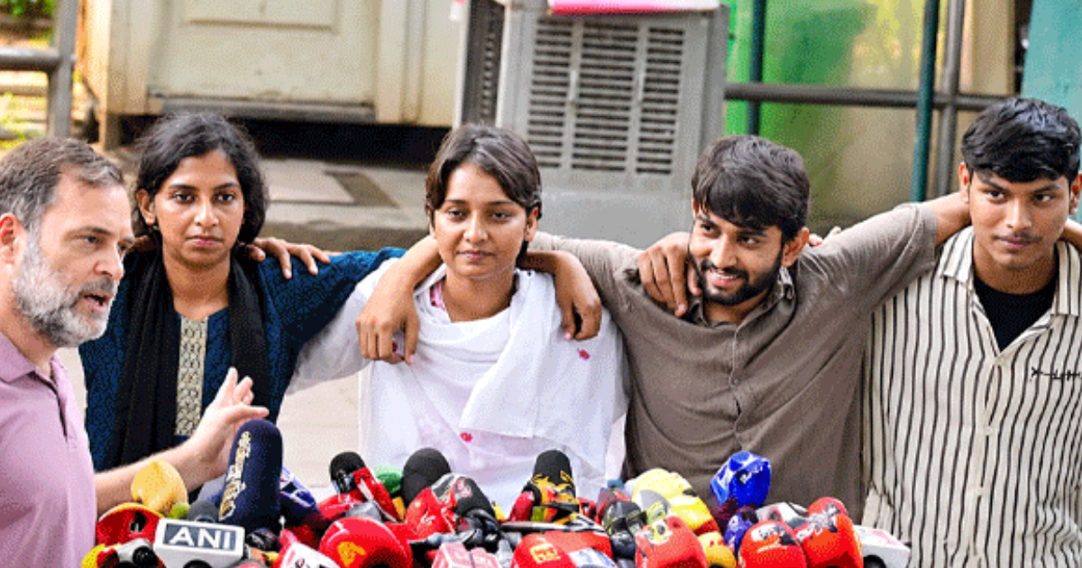 ‘നിന്റെ നേതാക്കൾ എവിടെ എന്ന് ചോദിച്ച് മുഖത്തടിച്ചു, മുടിയിൽ പിടിച്ച് വലിച്ച് താഴേക്ക് തള്ളി, വീണപ്പോൾ വീണ്ടും മുഖത്തടിച്ചു; ഡൽഹി പൊലീസിനെതിരെ വിദ്യാർഥികളുടെ ഗുരുതര ആരോപണം