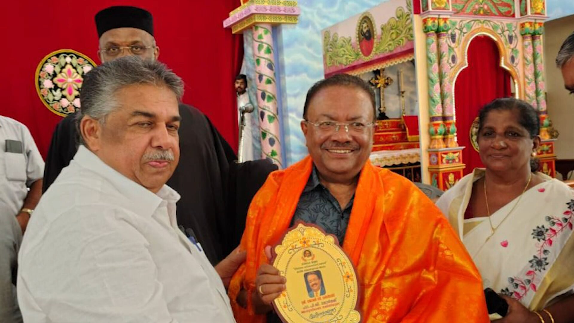 ഫോമയുടെ  ലൈഫ് ടൈം അചീവ്മെന്റ് അവാർഡിന് അർഹനായ    ശ്രീ  . ജോൺസി വര്ഗീസിനെ   ചെങ്ങന്നൂർ ബെഥേൽ ഓർത്തഡോക്‌സ്‌ പള്ളിയില്‍ ചേര്‍ന്ന  ചടങ്ങില്‍ അനുമോദിച്ചു