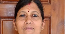 സ്‌കൂട്ടറില്‍ നിന്നു റോഡില്‍ തെറിച്ചു വീണ അധ്യാപിക ട്രാക്ടര്‍ കയറി മരിച്ചു
