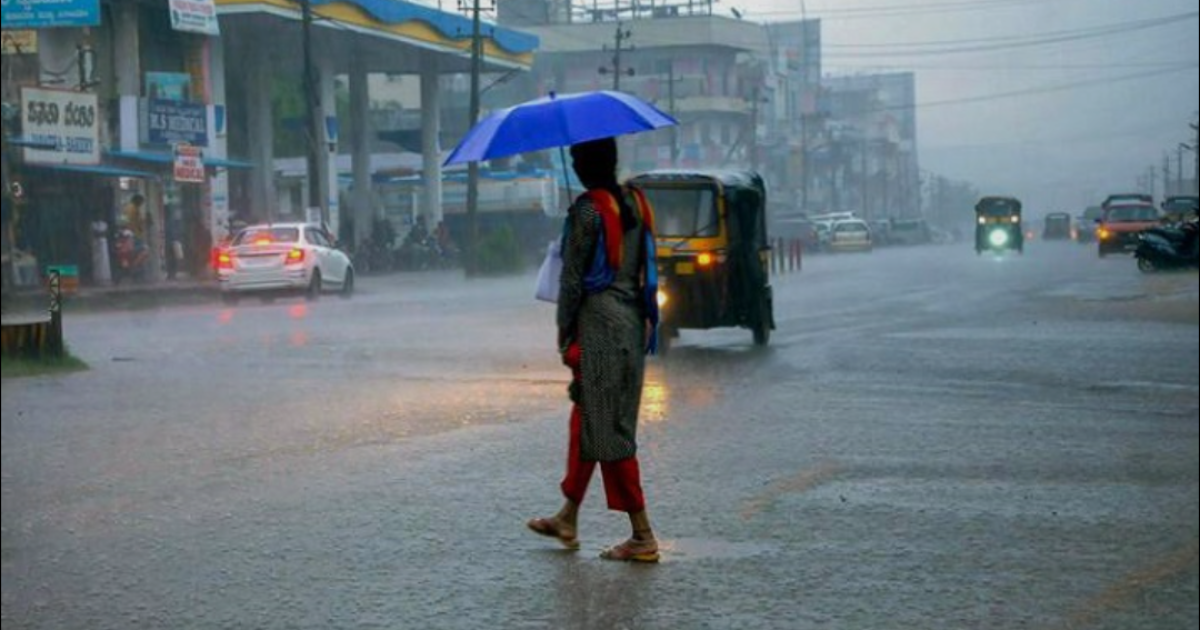 സംസ്ഥാനത്ത് കനത്ത മഴ: മൂന്ന് ജില്ലകളിലെ വിദ്യാഭ്യാസ സ്ഥാപനങ്ങൾക്ക് ഇന്ന് അവധി; വയനാട്ടിൽ വിനോദസഞ്ചാരത്തിന് വിലക്ക്