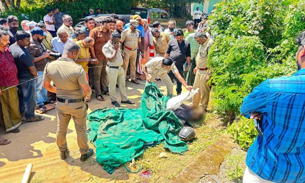 വിവാഹമോചനക്കേസില് വിധിവരാനിരിക്കേ ഭാര്യയെ ഓഫീസില്നിന്നും പിടിച്ചിറക്കി കമ്പിപ്പാരവെച്ച് തലയ്ക്കടിച്ചു; പിന്നാലെ സ്വയം വെടിയുതിര്ത്ത് ഭര്ത്താവ് ജീവനൊടുക്കി