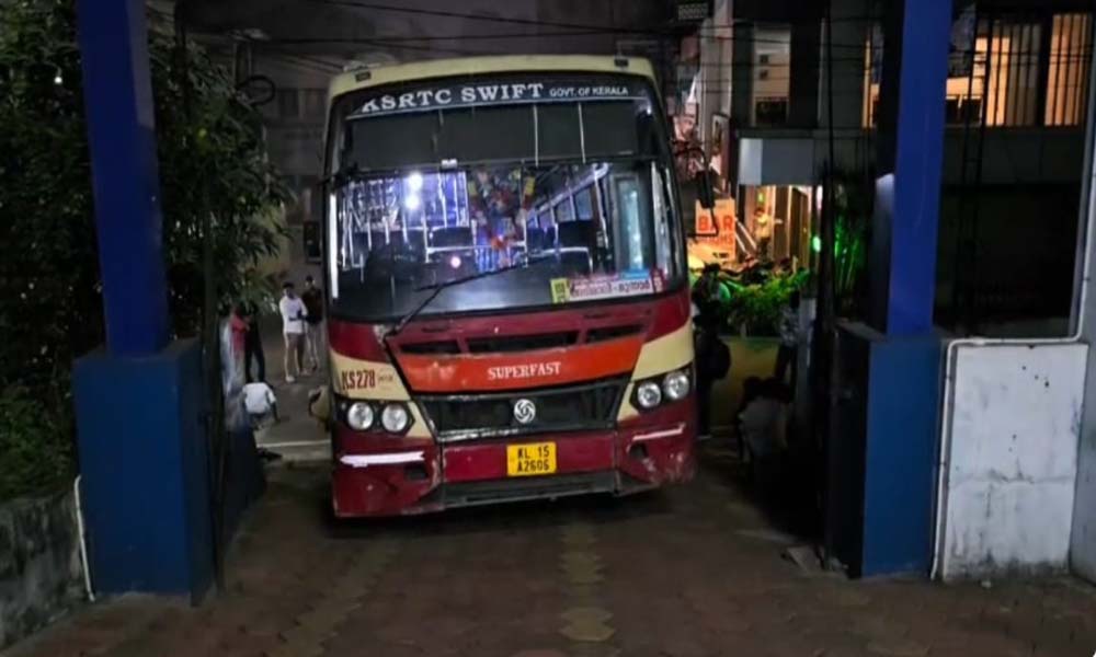 ദേഹാസ്വാസ്ഥ്യം വന്ന യാത്രക്കാരിയുമായി ആശുപത്രിയിലെത്തി; പുറത്തിറങ്ങാനാവാതെ കുടുങ്ങി കെഎസ്ആര്‍ടിസി, രക്ഷകരായി ഫയര്‍ഫോഴ്സ്
