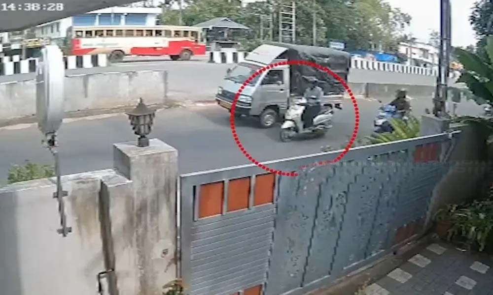 വീട്ടമ്മയെ ഇടിച്ചുതെറിപ്പിച്ച സ്കൂട്ടര് ഓടിച്ച പ്ലസ്ടുക്കാരന് FIRല് 30-കാരനായി; അമ്പലപ്പുഴ സ്കൂട്ടറപകടത്തില് ഒത്തുകളി ആരോപണം