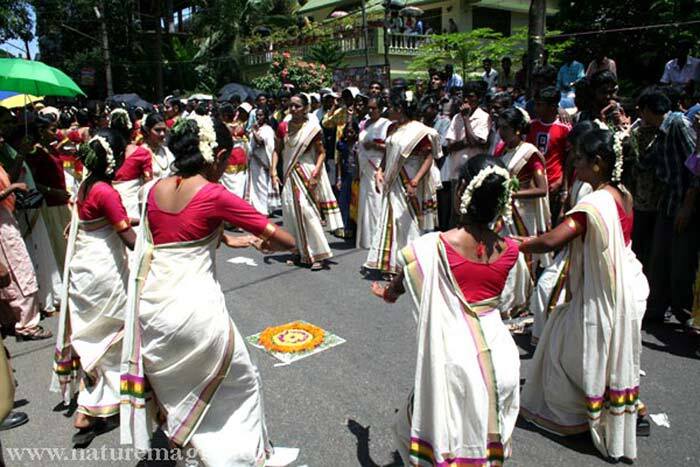മഞ്‌ജുഷയ്‌ക്കൊരു കൃഷ്‌ണവേണി: ഉത്സവ നാളുകളില്‍ ഉണരുന്ന മധുരസ്വപ്‌നങ്ങള്‍ (രചന, ചിത്രങ്ങള്‍: കുര്യന്‍ പാമ്പാടി)