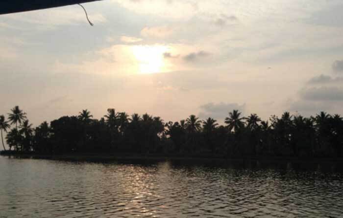 ഓര്‍മ്മകള്‍ തൊഴുത് മടങ്ങുന്ന എന്റെ ഗ്രാമം (സരോജ വര്‍ഗീസ്)