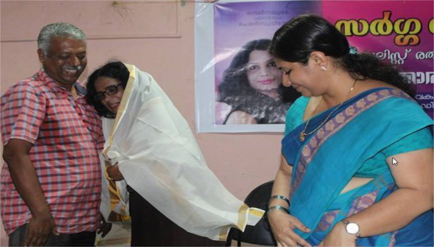 ജന്മനാട്ടില്‍  'സര്‍ഗ്ഗ' പുരസ്‌ക്കാരം: വേദികളില്‍ നിന്ന് വേദികളിലേക്ക് രതീദേവി  