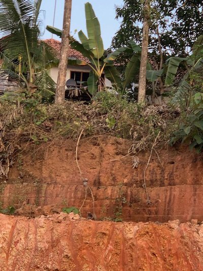 മനുഷ്യ മന:സാക്ഷിയെ ഞെട്ടിക്കുന്ന കേരളത്തിലെ മണ്ണുഖനനം (ഒരു ദൃക്‌സാക്ഷി വിവരണം- തോമസ് കൂവള്ളൂര്‍)
