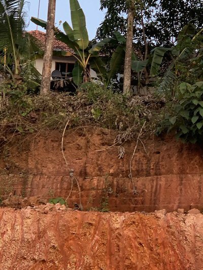 മനുഷ്യ മന:സാക്ഷിയെ ഞെട്ടിക്കുന്ന കേരളത്തിലെ മണ്ണുഖനനം (ഒരു ദൃക്‌സാക്ഷി വിവരണം- തോമസ് കൂവള്ളൂര്‍)