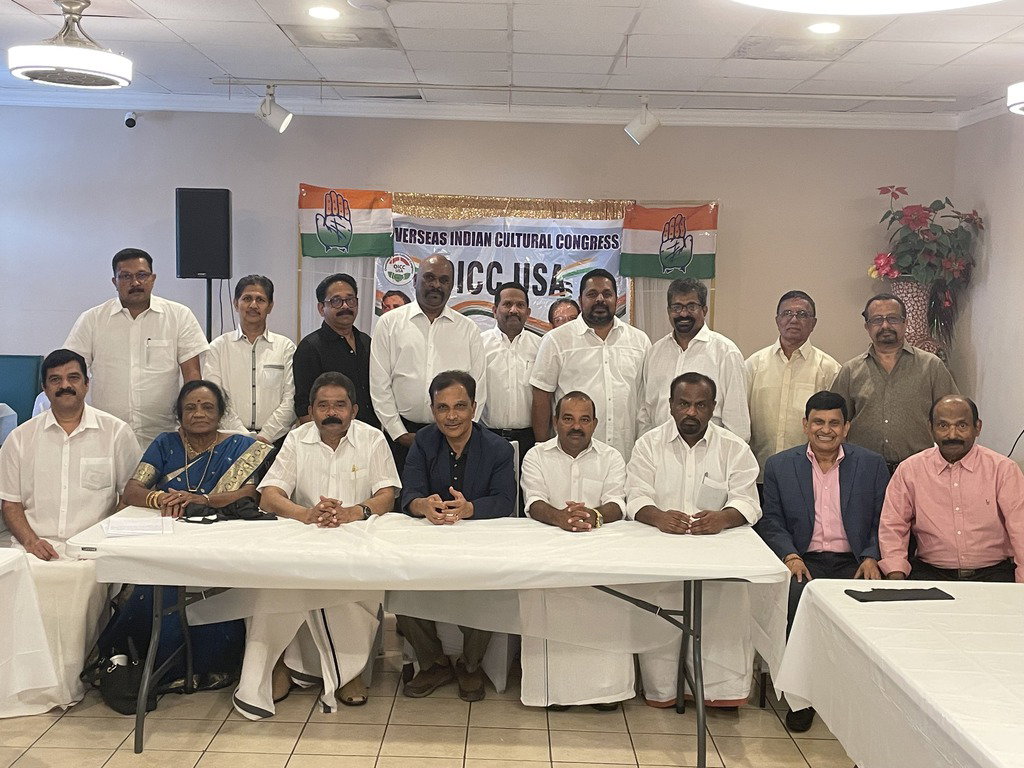 രാഹുല്‍, നിങ്ങള്‍ തനിച്ചല്ല ; ഞങ്ങള്‍ കൂടെയുണ്ട് : വായ് മൂടി കെട്ടി പ്രതിഷേധിച്ച് ഒഐസിസി യൂഎസ്എ