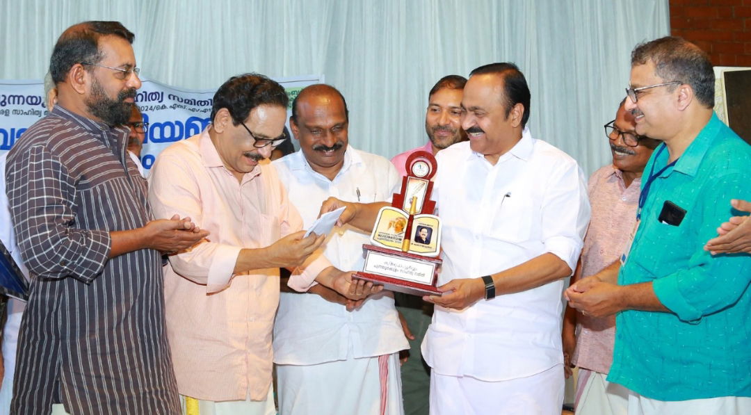 അബ്ദുൾ പുന്നയൂർക്കുളത്തിന്റെ 'പറക്കും പക്ഷിയെ പ്രണയിക്കുന്നവർ '  നോവലിന്റെ കവർ പ്രകാശനം ചെയ്തു