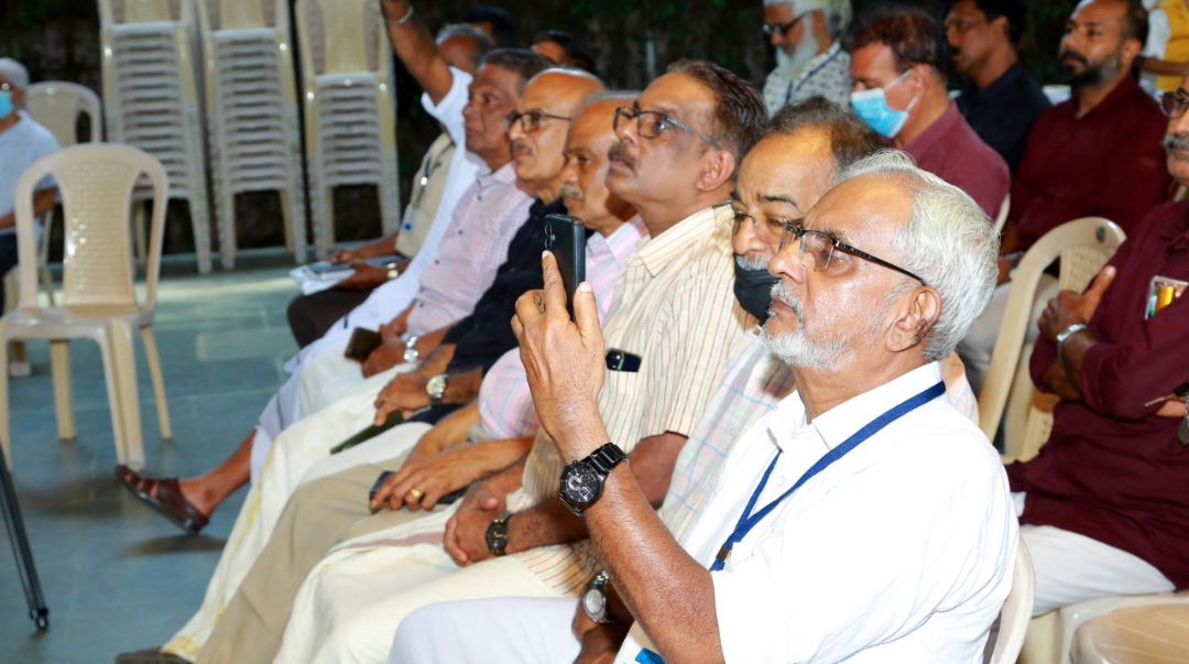 അബ്ദുൾ പുന്നയൂർക്കുളത്തിന്റെ 'പറക്കും പക്ഷിയെ പ്രണയിക്കുന്നവർ '  നോവലിന്റെ കവർ പ്രകാശനം ചെയ്തു