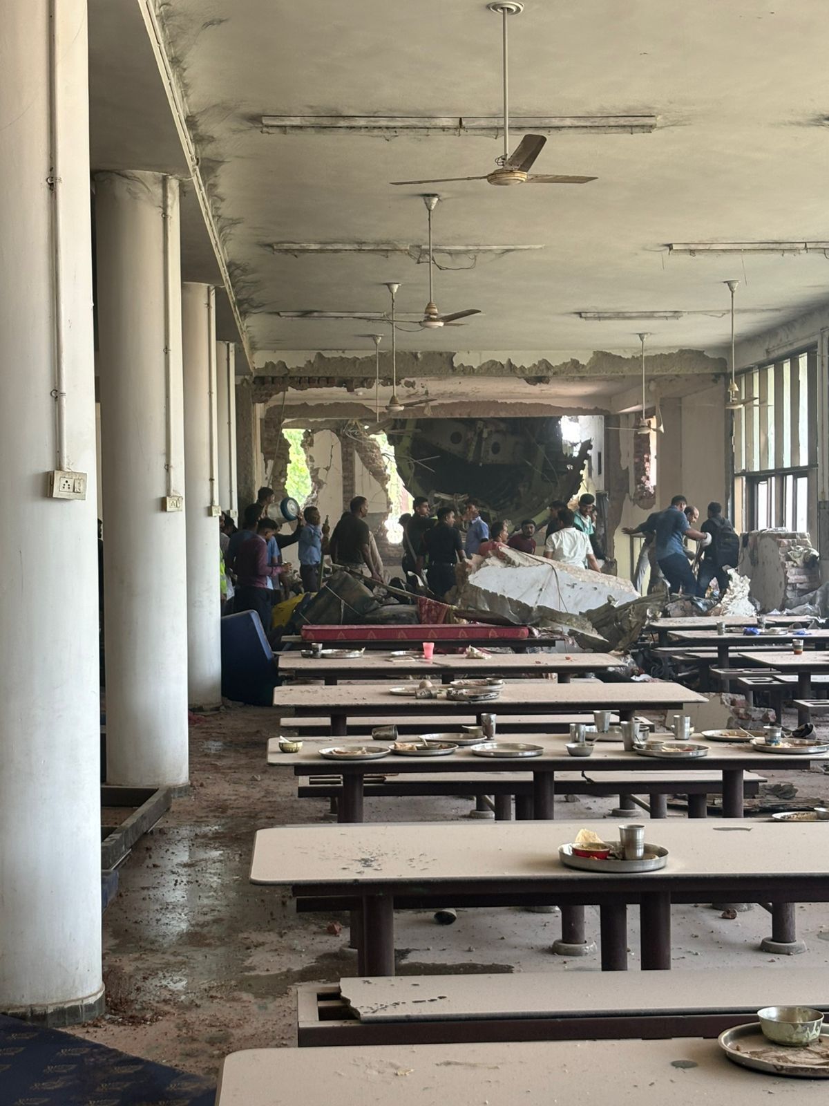 വിമാനാപകടം: കൂടുതൽ ചിത്രങ്ങൾ, മലയാളിയുടെ മരണം സ്ഥിരീകരിച്ചു 