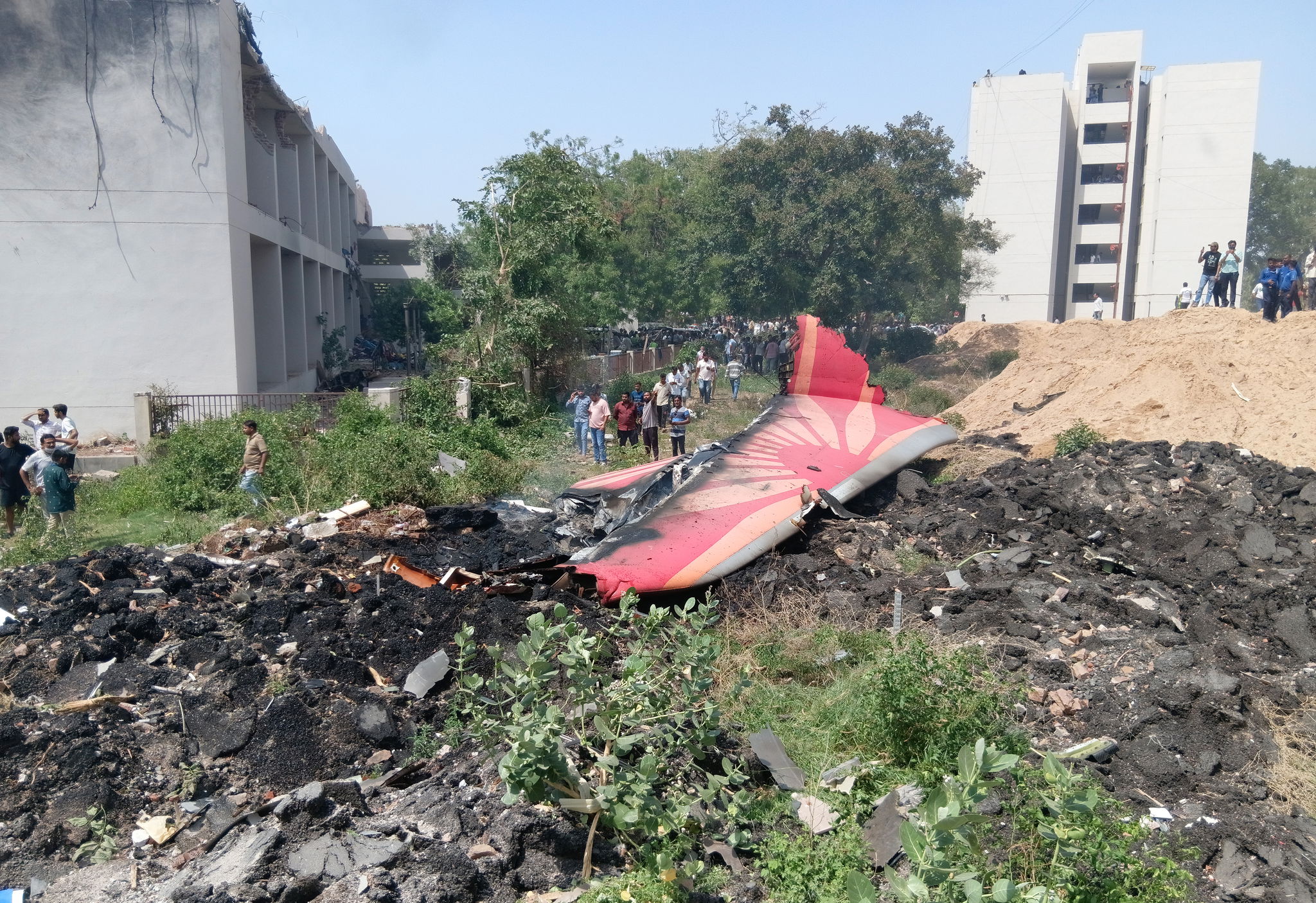 വിമാനാപകടം: കൂടുതൽ ചിത്രങ്ങൾ, മലയാളിയുടെ മരണം സ്ഥിരീകരിച്ചു 