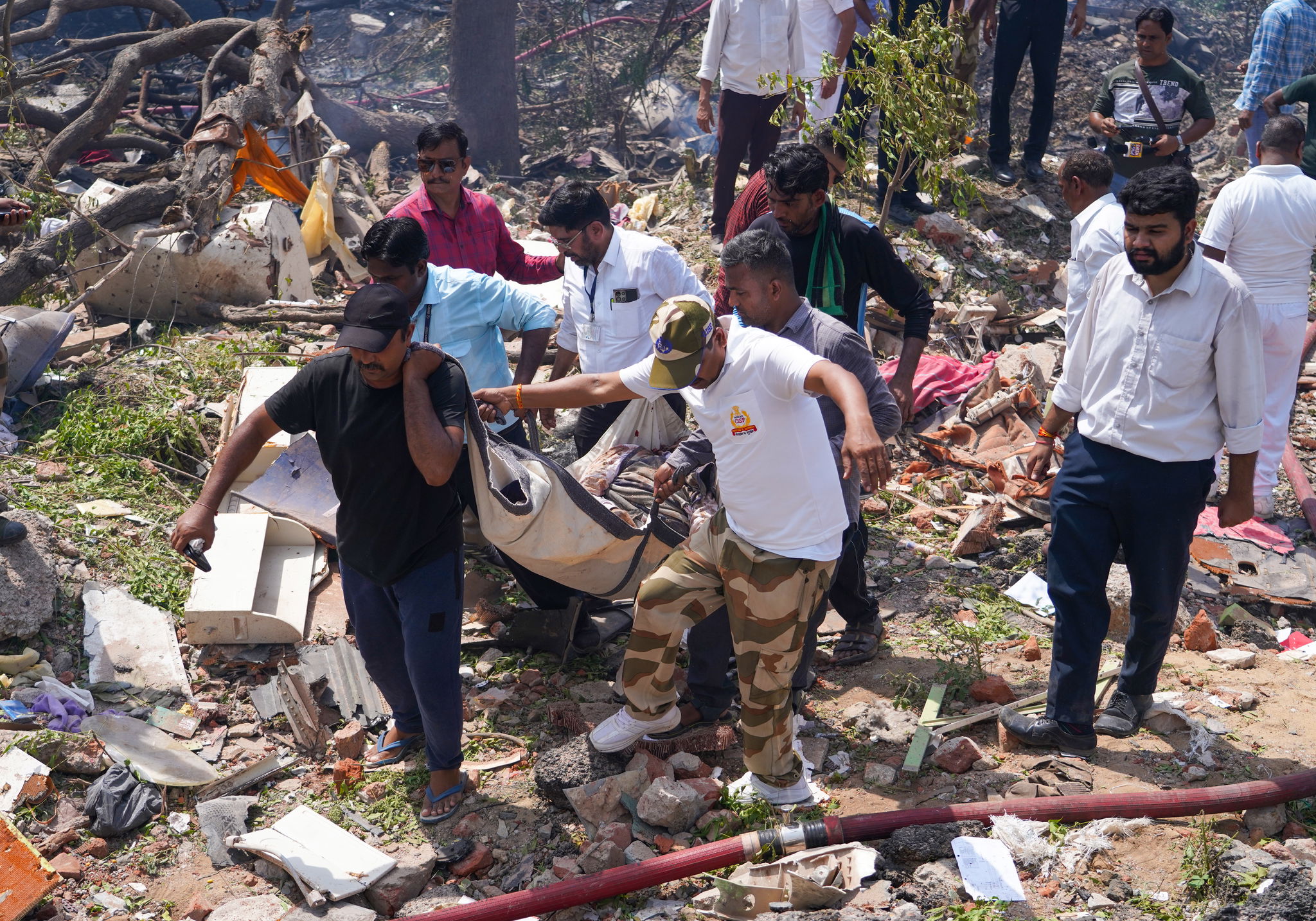 വിമാനാപകടം: കൂടുതൽ ചിത്രങ്ങൾ, മലയാളിയുടെ മരണം സ്ഥിരീകരിച്ചു 