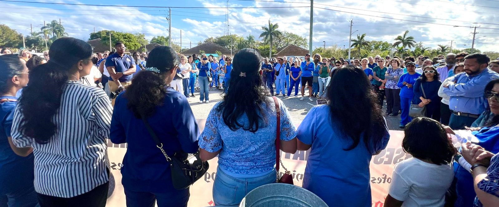 സുരക്ഷക്ക് വേണ്ടി നഴ്‌സുമാരുടെ വമ്പിച്ച റാലി; കാൻഡിൽ ലൈറ്റ് വിജിൽ 