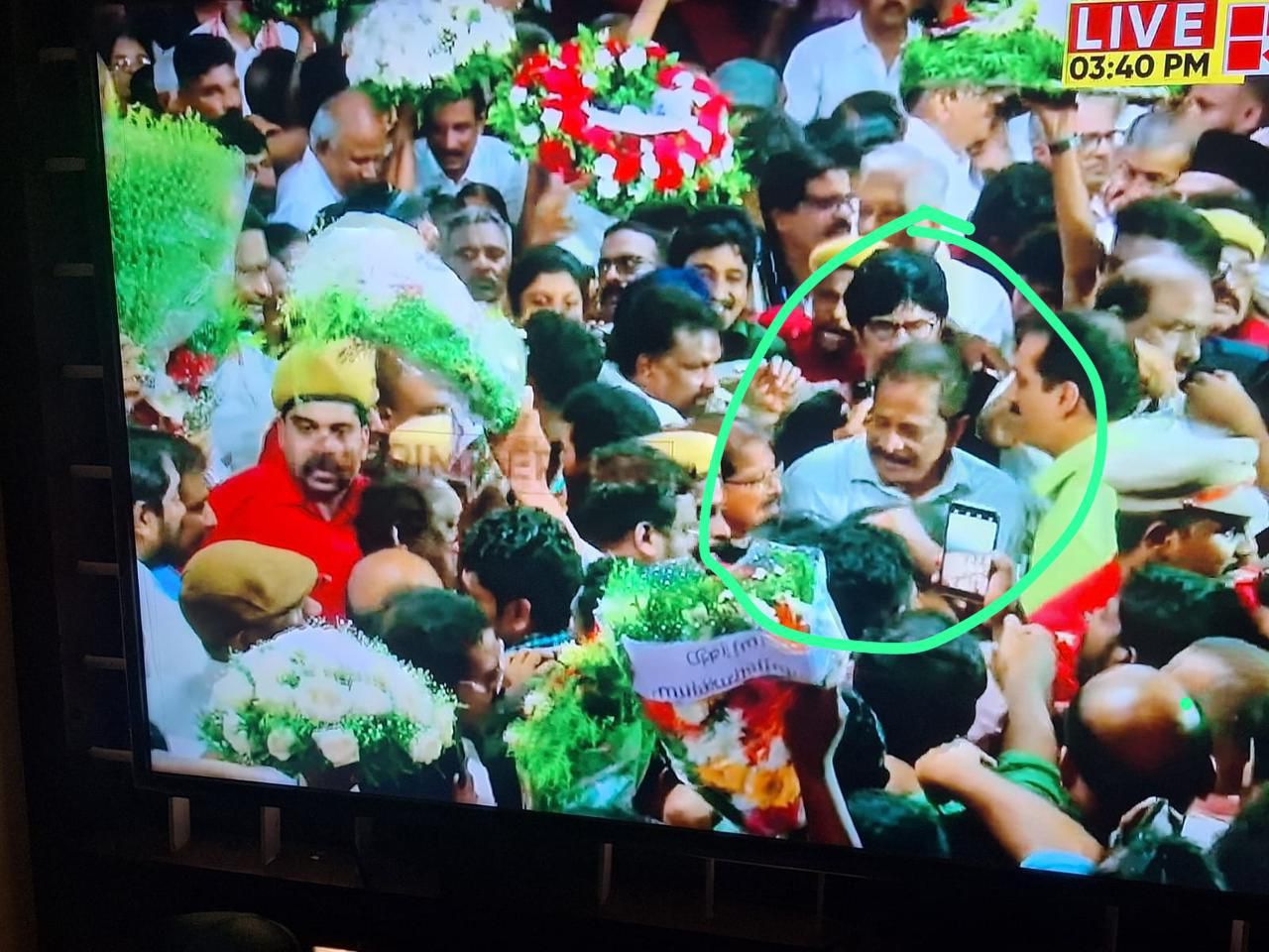 വി.എസിന്റെ മൃതദേഹത്തിൽ ഫോമാക്കു വേണ്ടി ഡോ. ജേക്കബ് തോമസ്  പുഷ്പചക്രം സമർപ്പിച്ചു  