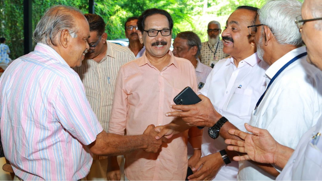 അബ്ദുൾ പുന്നയൂർക്കുളത്തിന്റെ 'പറക്കും പക്ഷിയെ പ്രണയിക്കുന്നവർ '  നോവലിന്റെ കവർ പ്രകാശനം ചെയ്തു