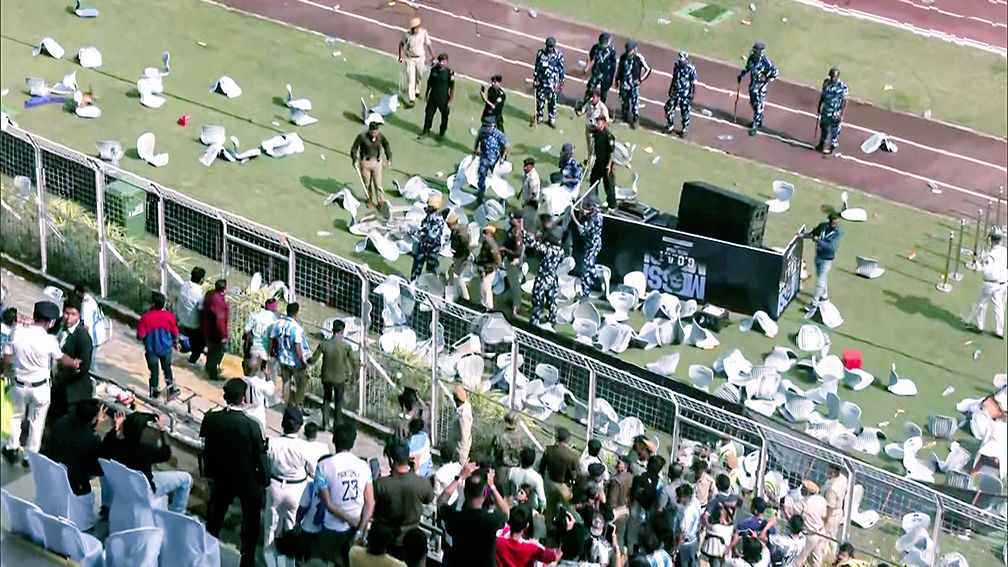  മെസിയ്ക്കു ചുറ്റും രാഷ്ട്രീയക്കാർ, ജനത്തിനൊന്നു കാണാൻ കഴിഞ്ഞില്ല: കൊൽക്കത്തയിൽ അരാജകത്വം (പിപിഎം)