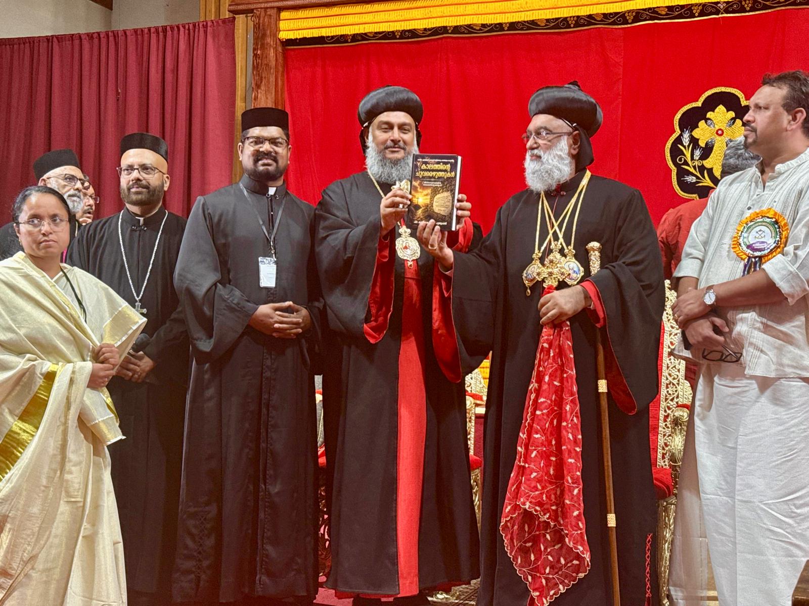 'കാലത്തിന്റെ ചുവരെഴുത്തുകള്‍'   ശ്രേഷ്ഠ ബാവ പ്രകാശനം ചെയ്തു.