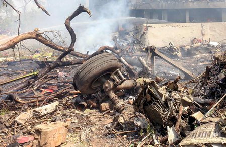 വിമാനാപകടം: കൂടുതൽ ചിത്രങ്ങൾ, മലയാളിയുടെ മരണം സ്ഥിരീകരിച്ചു 