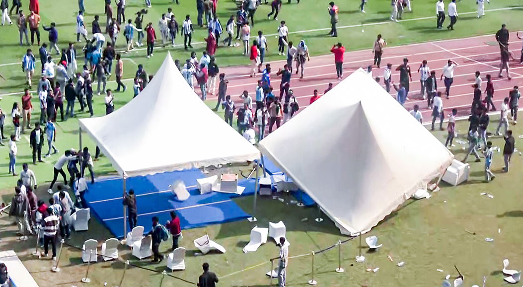  മെസിയ്ക്കു ചുറ്റും രാഷ്ട്രീയക്കാർ, ജനത്തിനൊന്നു കാണാൻ കഴിഞ്ഞില്ല: കൊൽക്കത്തയിൽ അരാജകത്വം (പിപിഎം)