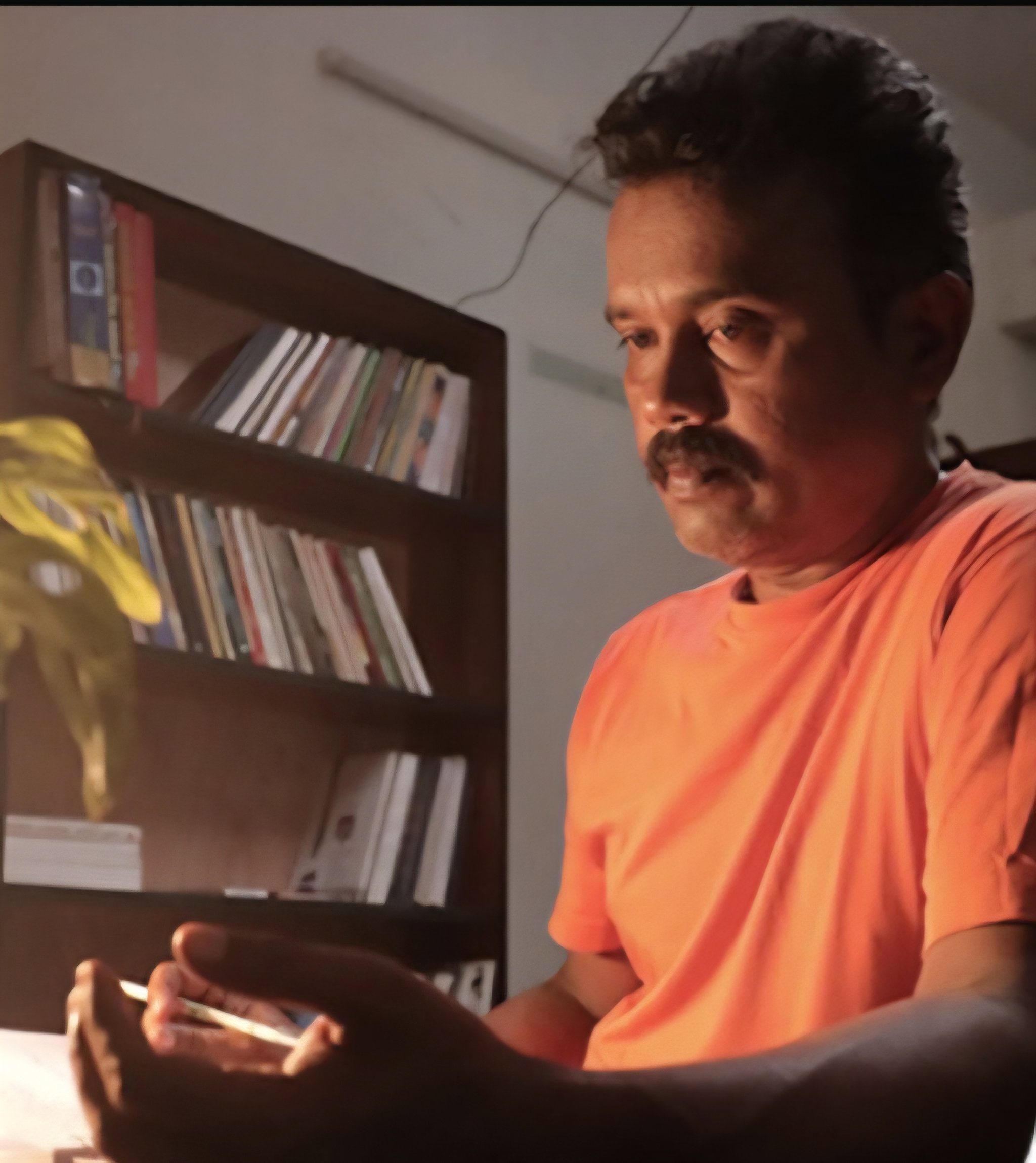 ഓര്‍മ്മകളുടെ വേരറ്റ ജീവിതം ക്രമപ്പെടുത്തിയ പീലി എന്ന കുഴിവെട്ടുകാരന്റെ വേറിട്ട ജീവിതം അനാവരണം ചെയുന്ന ചിത്രം കല്ലറ ലിഖിതങ്ങള്‍ പ്രദര്‍ശനത്തിനൊരുങ്ങുന്നു.