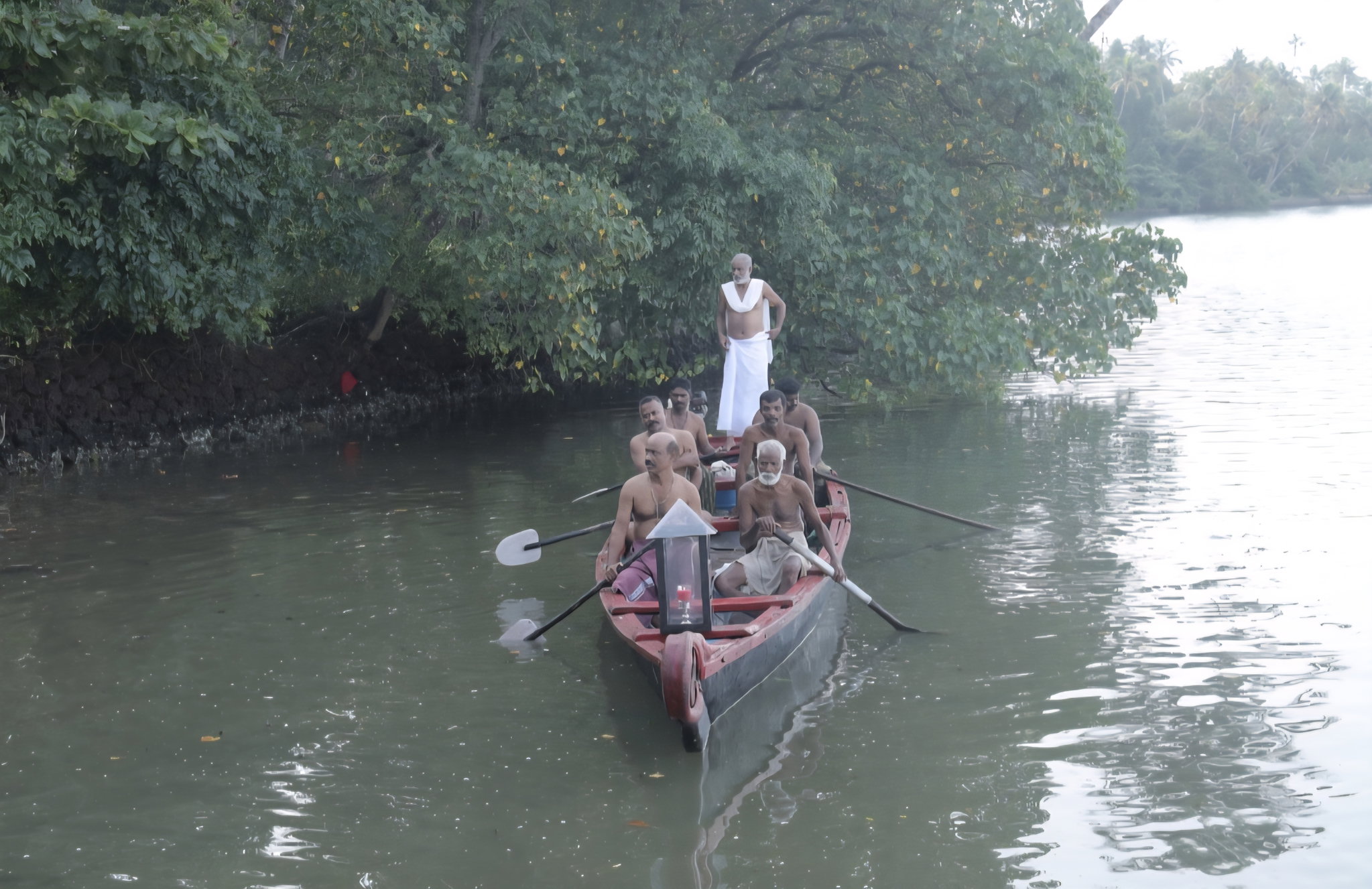 ഓര്‍മ്മകളുടെ വേരറ്റ ജീവിതം ക്രമപ്പെടുത്തിയ പീലി എന്ന കുഴിവെട്ടുകാരന്റെ വേറിട്ട ജീവിതം അനാവരണം ചെയുന്ന ചിത്രം കല്ലറ ലിഖിതങ്ങള്‍ പ്രദര്‍ശനത്തിനൊരുങ്ങുന്നു.