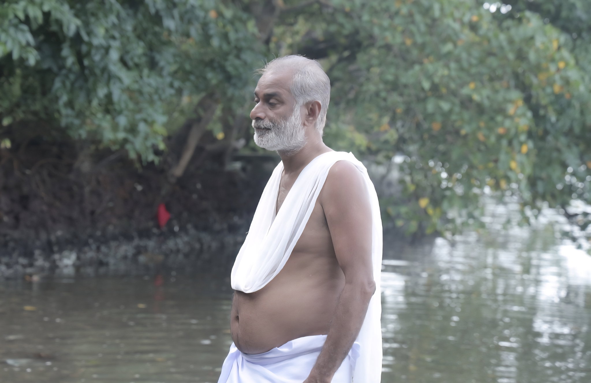ഓര്‍മ്മകളുടെ വേരറ്റ ജീവിതം ക്രമപ്പെടുത്തിയ പീലി എന്ന കുഴിവെട്ടുകാരന്റെ വേറിട്ട ജീവിതം അനാവരണം ചെയുന്ന ചിത്രം കല്ലറ ലിഖിതങ്ങള്‍ പ്രദര്‍ശനത്തിനൊരുങ്ങുന്നു.