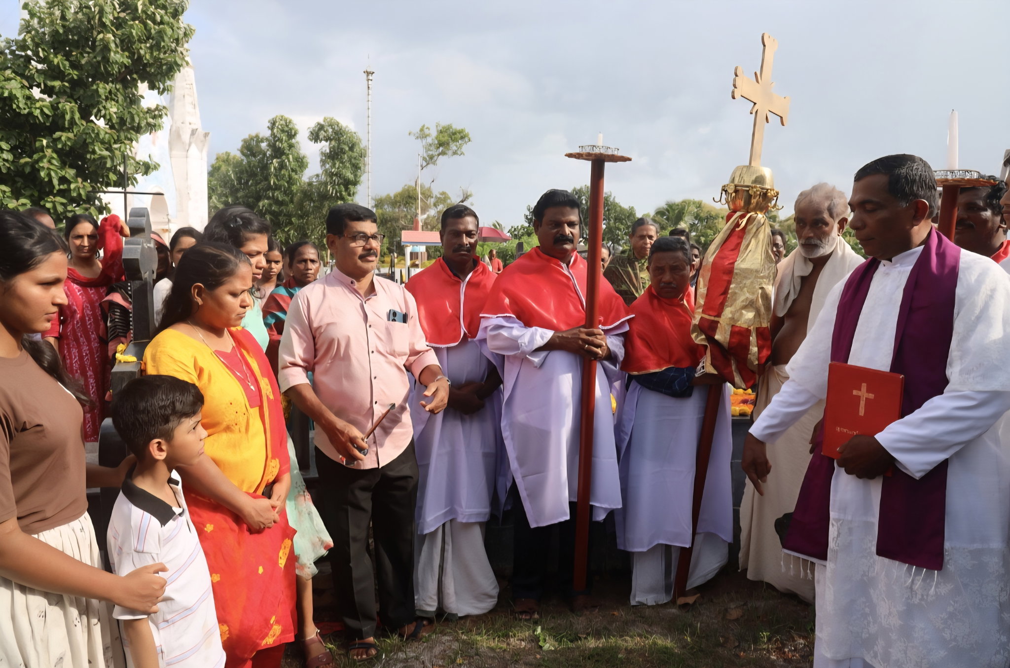 ഓര്‍മ്മകളുടെ വേരറ്റ ജീവിതം ക്രമപ്പെടുത്തിയ പീലി എന്ന കുഴിവെട്ടുകാരന്റെ വേറിട്ട ജീവിതം അനാവരണം ചെയുന്ന ചിത്രം കല്ലറ ലിഖിതങ്ങള്‍ പ്രദര്‍ശനത്തിനൊരുങ്ങുന്നു.