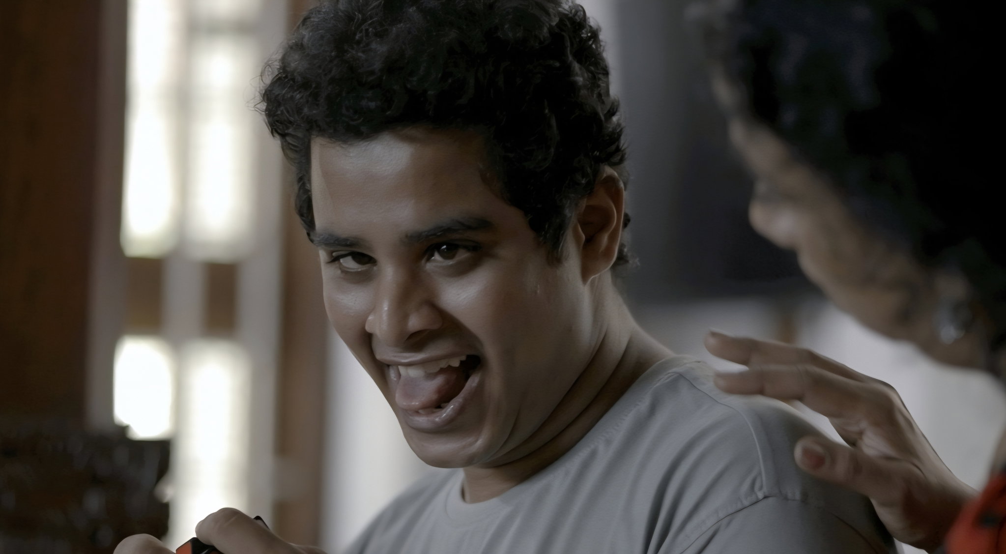 ശരത്തിന്റെ ആലാപനത്തോടെ 'മഴവില്‍ക്കനവുകള്‍' തരംഗമാകുന്നു:  'രാവുറങ്ങാതെ' ഗാനം യൂട്യൂബില്‍ 1 ലക്ഷം കാഴ്ചക്കാരെ പിന്നിട്ടു.
