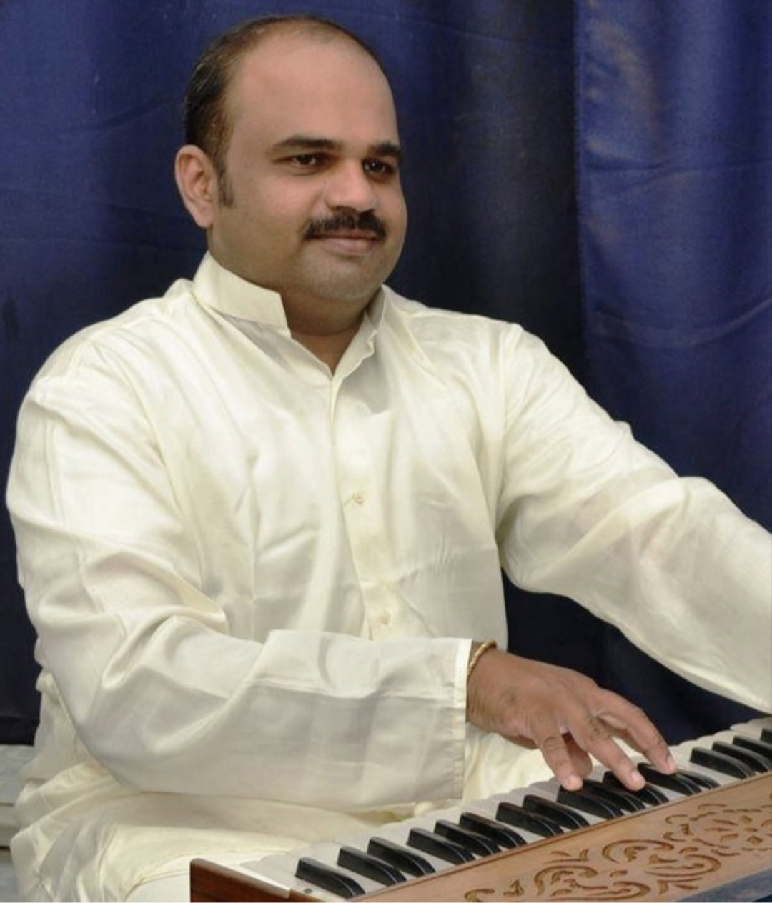ശരത്തിന്റെ ആലാപനത്തോടെ 'മഴവില്‍ക്കനവുകള്‍' തരംഗമാകുന്നു:  'രാവുറങ്ങാതെ' ഗാനം യൂട്യൂബില്‍ 1 ലക്ഷം കാഴ്ചക്കാരെ പിന്നിട്ടു.
