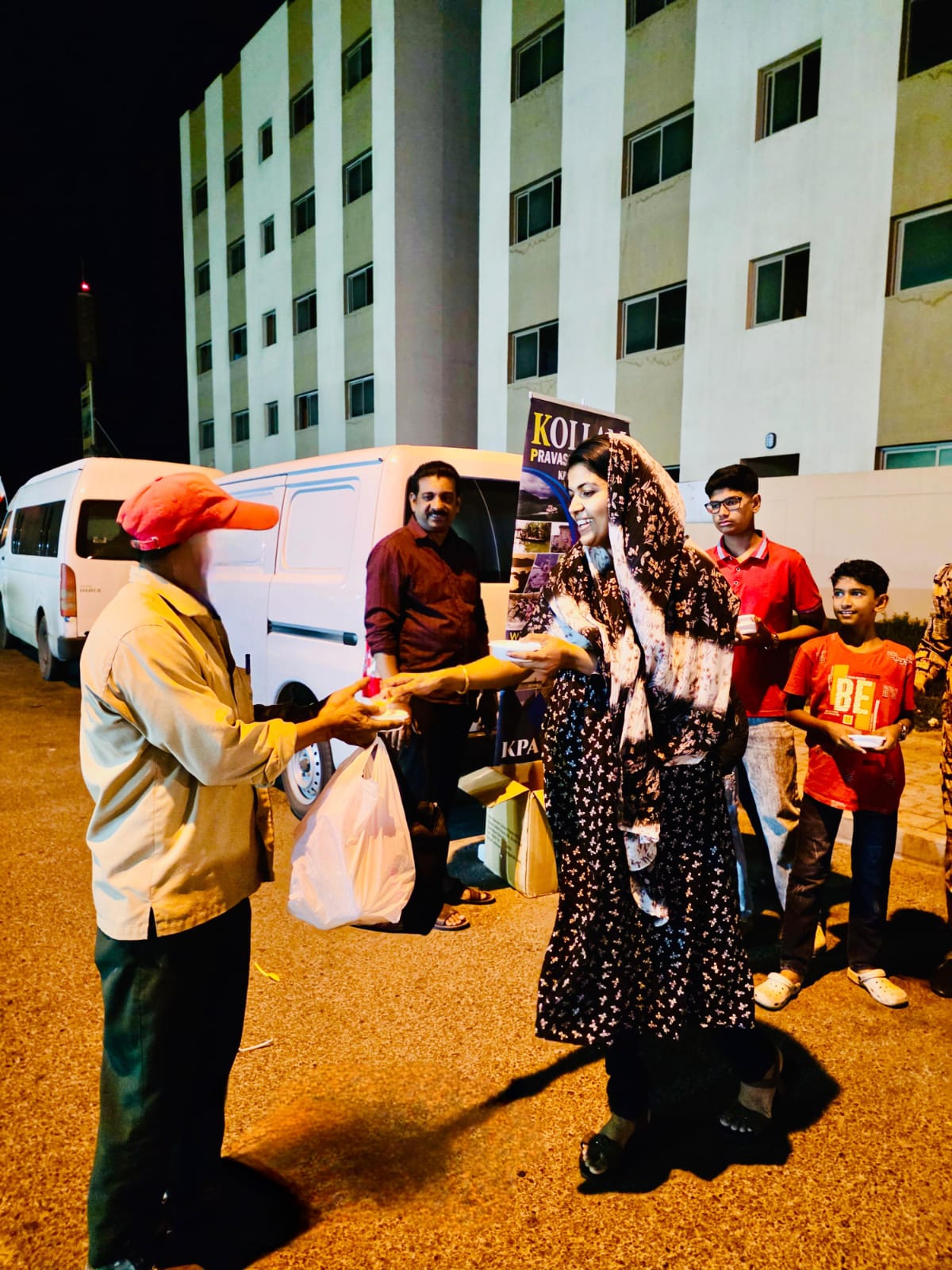  ബഹ്റൈന്‍ ദേശീയ ദിനാഘോഷങ്ങളുടെ ഭാഗമായി, കൊല്ലം പ്രവാസി അസോസിയേഷന്‍  മുഹറഖ് ഏരിയ കമ്മിറ്റിയുടെ നേതൃത്വത്തില്‍ ഹിദ്ദ് പ്രദേശത്തെ വിവിധ ലേബര്‍ ക്യാമ്പുകളില്‍ മധുരവിതരണം സംഘടിപ്പിച്ചു.