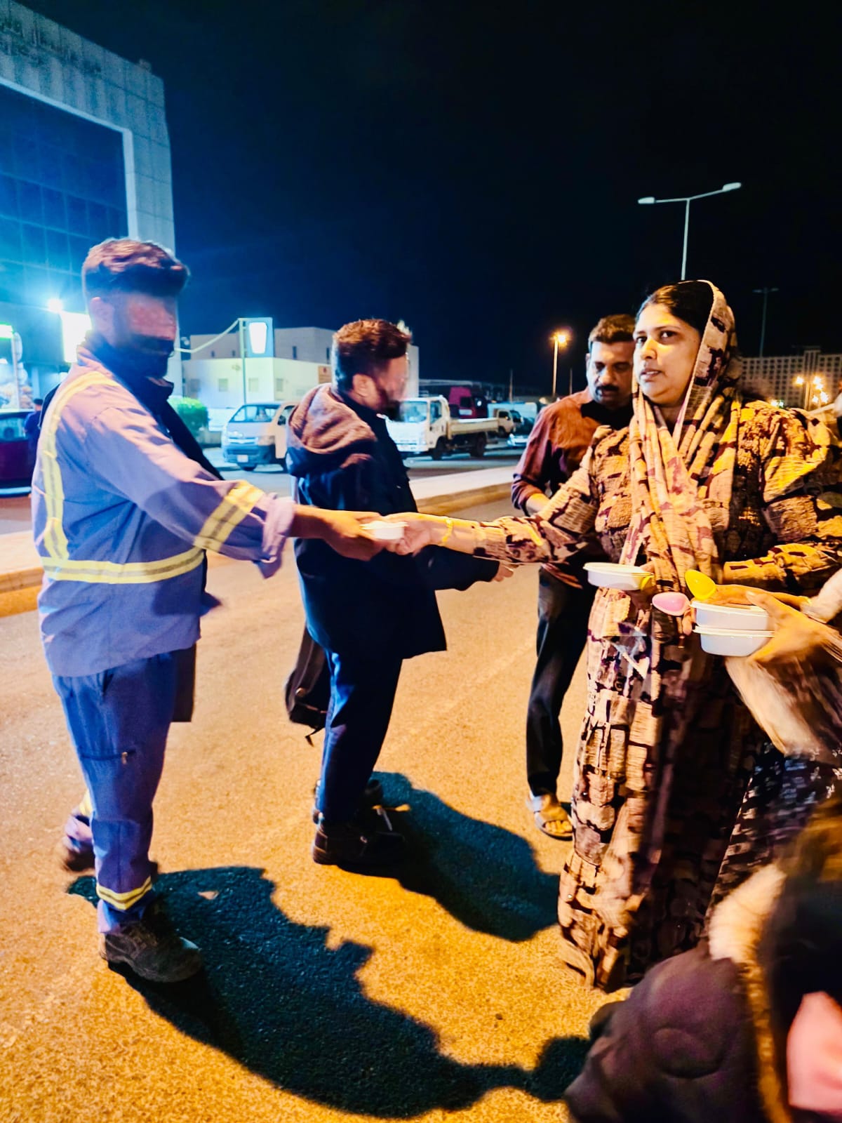  ബഹ്റൈന്‍ ദേശീയ ദിനാഘോഷങ്ങളുടെ ഭാഗമായി, കൊല്ലം പ്രവാസി അസോസിയേഷന്‍  മുഹറഖ് ഏരിയ കമ്മിറ്റിയുടെ നേതൃത്വത്തില്‍ ഹിദ്ദ് പ്രദേശത്തെ വിവിധ ലേബര്‍ ക്യാമ്പുകളില്‍ മധുരവിതരണം സംഘടിപ്പിച്ചു.