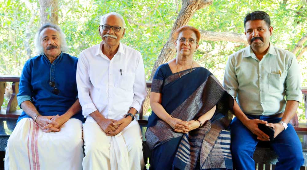 അബ്ദുൾ പുന്നയൂർക്കുളത്തിന്റെ പറക്കും പക്ഷിയെ പ്രണയിക്കുന്നവർ പ്രകാശനം ചെയ്ത