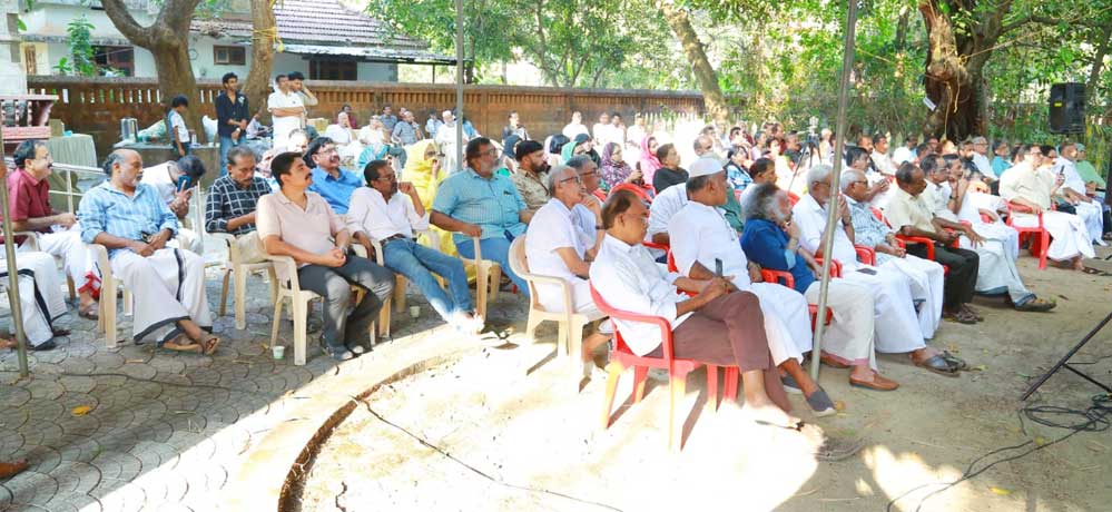അബ്ദുൾ പുന്നയൂർക്കുളത്തിന്റെ പറക്കും പക്ഷിയെ പ്രണയിക്കുന്നവർ പ്രകാശനം ചെയ്ത