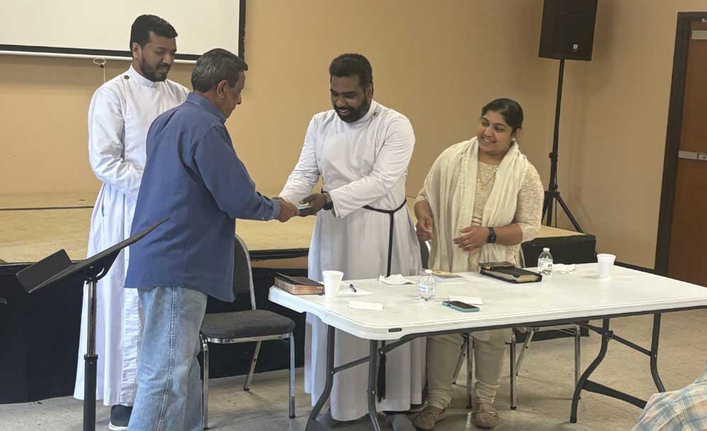 ഡാളസ് സെന്റ് പോൾസ് മാർത്തോമാ ചർച്ച ഫ്രൈഡേ ഫാസ്റ്റിംഗ് പ്രയർ   അംഗങ്ങൾ രാജീവ് സുകു അച്ചന്  യാത്ര അയപ്പ് നൽകി