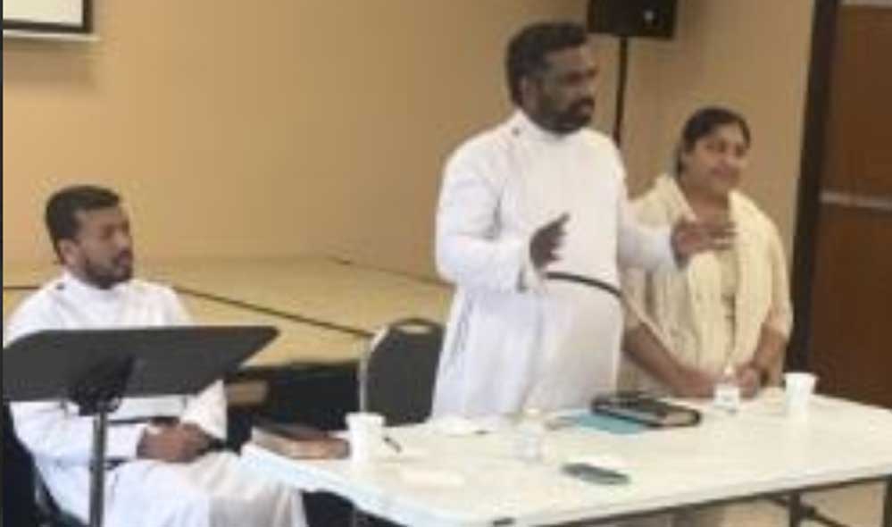 ഡാളസ് സെന്റ് പോൾസ് മാർത്തോമാ ചർച്ച ഫ്രൈഡേ ഫാസ്റ്റിംഗ് പ്രയർ   അംഗങ്ങൾ രാജീവ് സുകു അച്ചന്  യാത്ര അയപ്പ് നൽകി