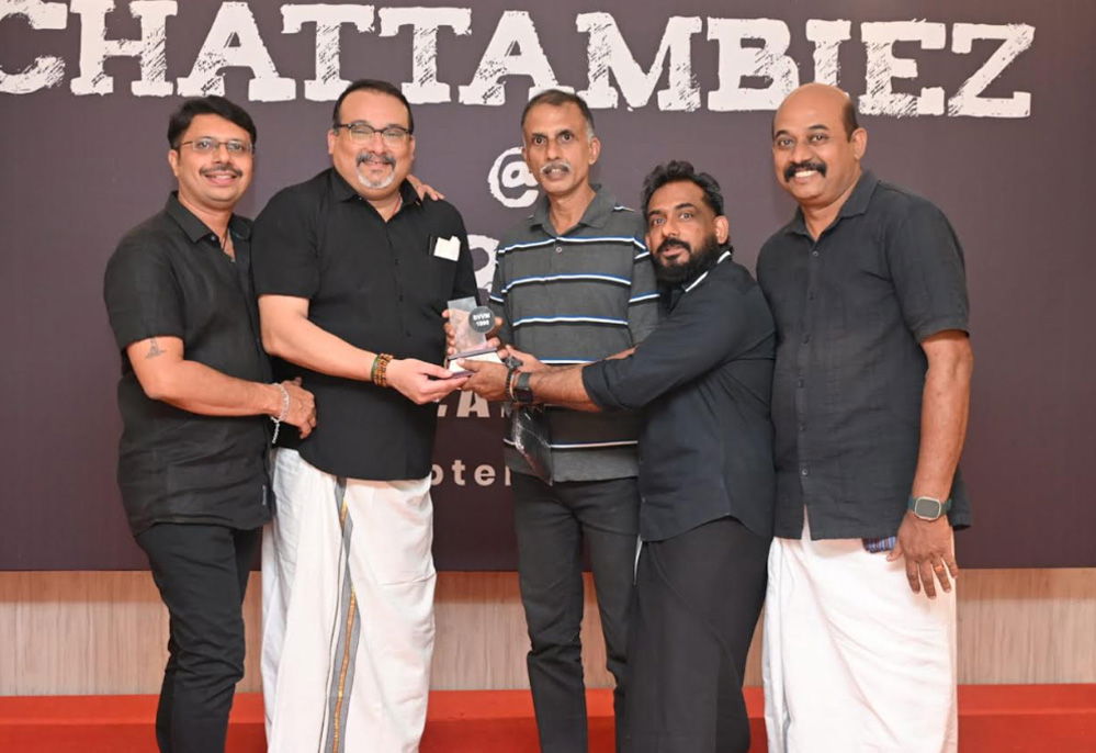 യുഎസിൽ നിന്നും ഓസ്ട്രേലിയയിൽ നിന്നും ‘ചട്ടമ്പീസ്’ പറന്നെത്തി; 35 വർഷത്തിനു  ശേഷമുള്ള  പൂർവ വിദ്യാർഥി സംഗമം അവിസ്മരണീയമായി