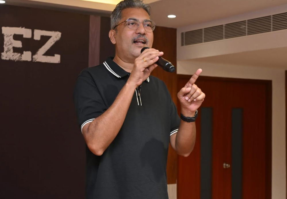 യുഎസിൽ നിന്നും ഓസ്ട്രേലിയയിൽ നിന്നും ‘ചട്ടമ്പീസ്’ പറന്നെത്തി; 35 വർഷത്തിനു  ശേഷമുള്ള  പൂർവ വിദ്യാർഥി സംഗമം അവിസ്മരണീയമായി