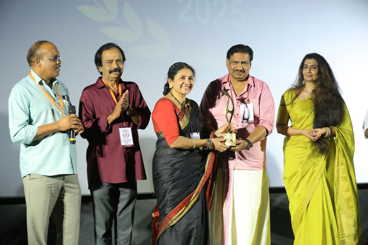 ഇൻ്റർനാഷണൽ പുലരി ടീ വി അവാർഡുകൾ വിതരണം ചെയ്തു