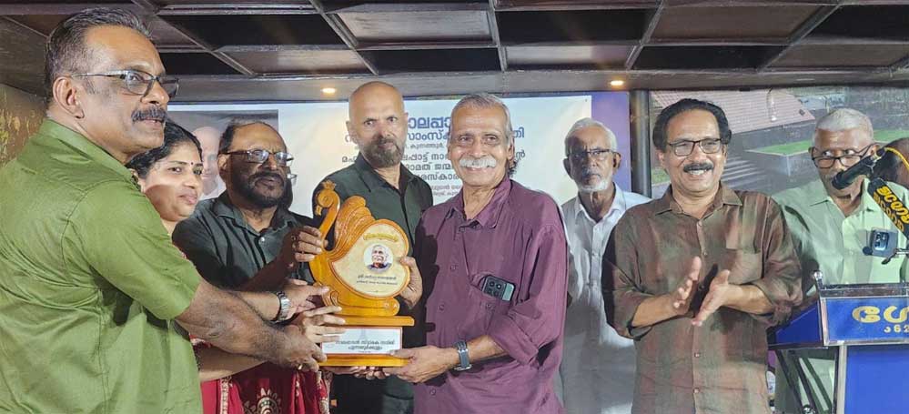 അബ്ദുൾ പുന്നയൂർക്കുളത്തിന്റെ 'വെറുതെ പാടിയ പക്ഷി'  പ്രകാശനം ചെയ്‌തു