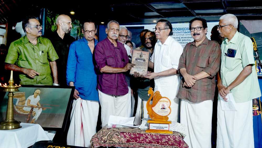അബ്ദുൾ പുന്നയൂർക്കുളത്തിന്റെ 'വെറുതെ പാടിയ പക്ഷി'  പ്രകാശനം ചെയ്‌തു