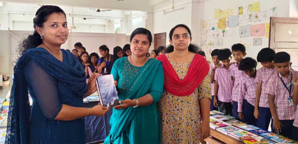ജോൺ വേറ്റം രചിച്ച 'ഇരുളും വെളിച്ചവും'  പ്രകാശനം ചെയ്‌തു
